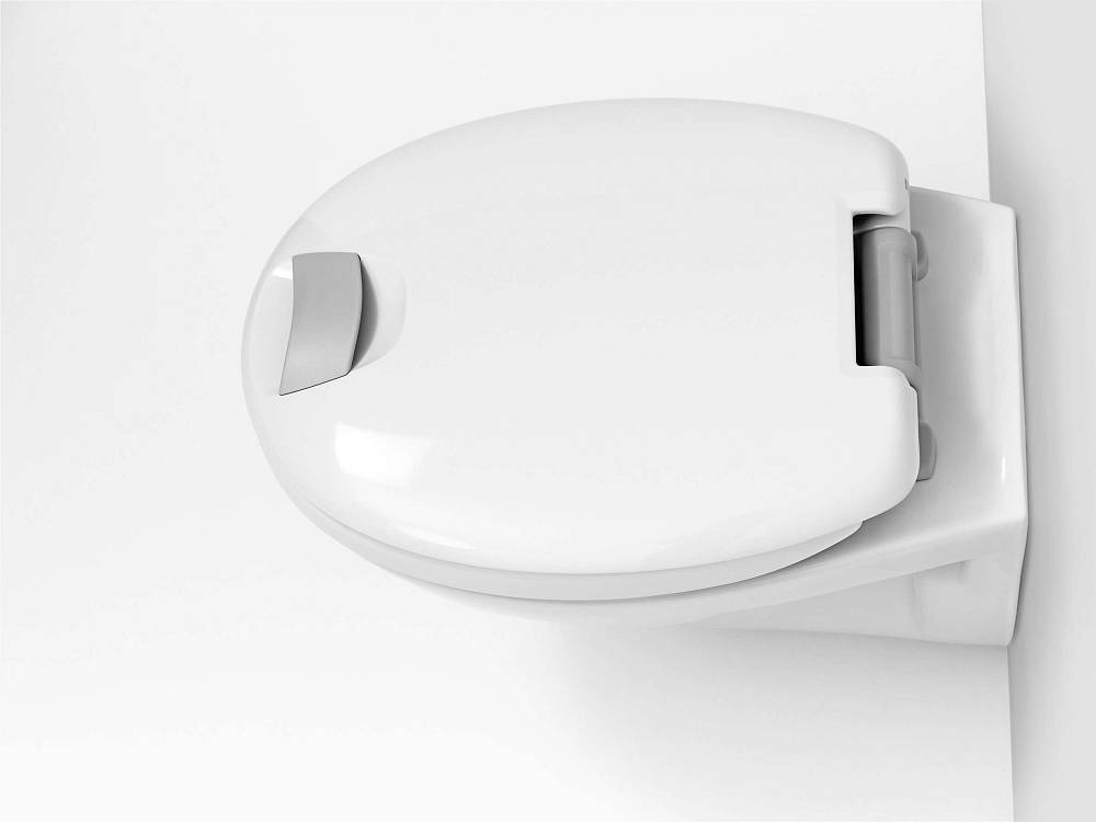 Der HAROMED WC-Sitz mit grauem Haltegriff sorgt für einen einfachen Wechsel vom Rollstuhl auf den Toilettensitz.
