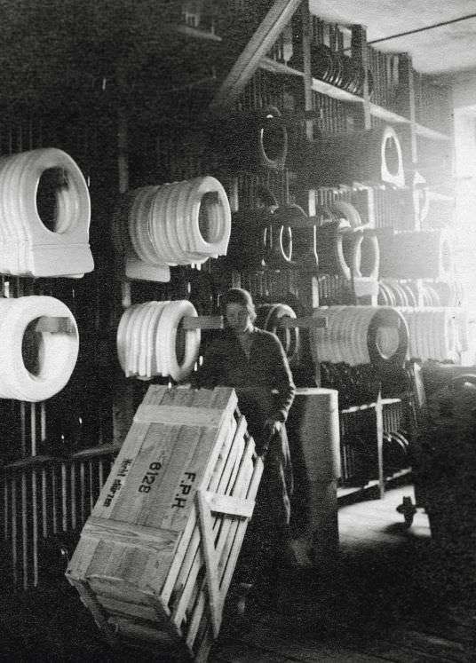 From lavatory factory to market leader - toilet seats from the house of Hamberger Sanitary have represented German workmanship for more than 100 years. Hamberger Sanitary developed itself from a small lavatory seat factory to Europe-wide market leader.