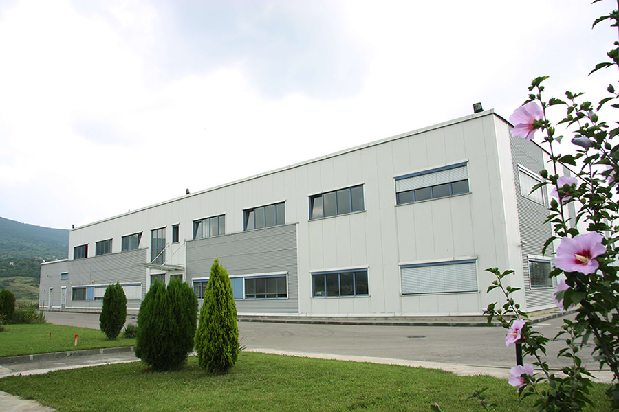 Nous fabriquons des sièges de WC dans notre premier site international à Sevlievo en Bulgarie depuis 2003. Vue extérieure du site de production international de Hamberger Sanitary à Sevlievo en Bulgarie
