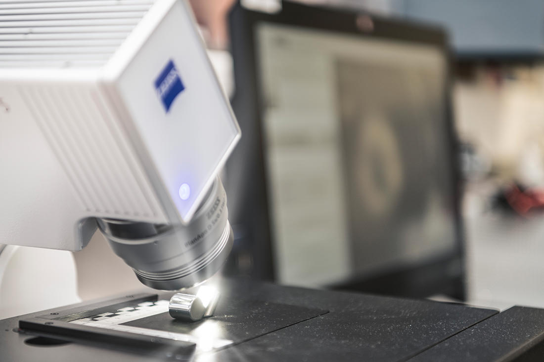 3D microscope during a recording to identify surface cracks.