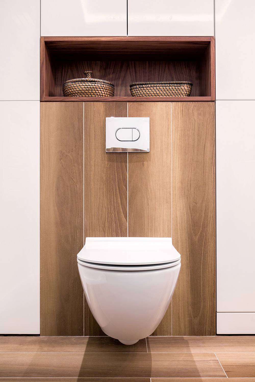 Stilvolles, modernes Ambiente im Badezimmer mit modernem Toilettensitz.