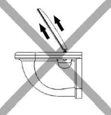 Darstellung der nicht empfohlenen, schrägen Abnahme eines WC-Sitzes mit TakeOff® Funktion.